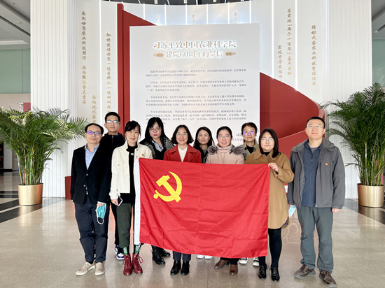 农科这十年参观合影_副本.jpg